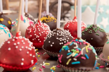 Farklı tatlara sahip taze ev yapımı kekler çok yakından görünüyor.