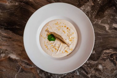 Taramosalata beyaz taramalar, bottarga, taze keçiboynuzu ekmeği