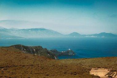 Soldaki adanın deniz fenerine giderken