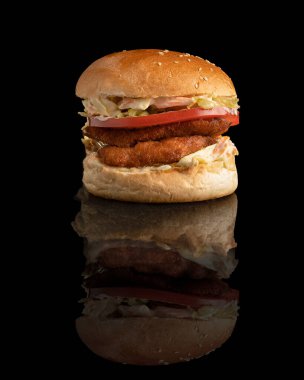 Siyah arka planda jalapeos soslu tavuk burger.