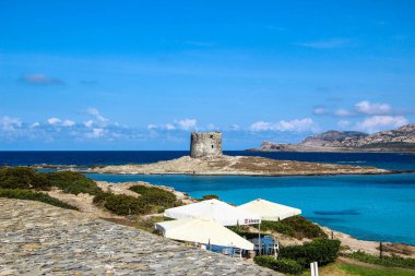 Uzaklardan mavi deniz manzaralı güzel sahil, Spiaggia della Pelosa