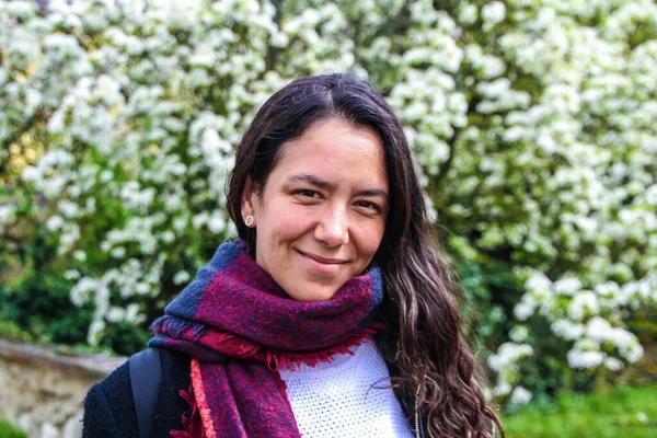 Menina Latina Atraente Com Cachecol Sorrindo Com Flores Fundo — Fotografia de Stock