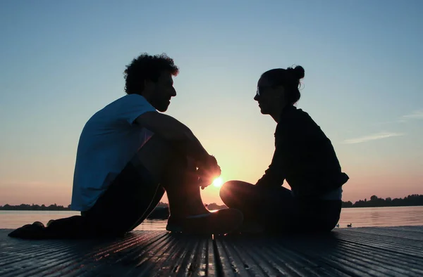 Koppel Kijken Elkaar Tijdens Een Zonsondergang Voorkant Van Zee — Stockfoto