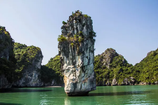 Vietnam Long Bay Ortasındaki Rock Adası — Stok fotoğraf
