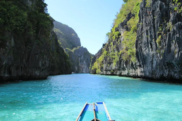 Foto Barco Navegando Águas Cristalinas Montanhas Nas Filipinas — Fotografia de Stock