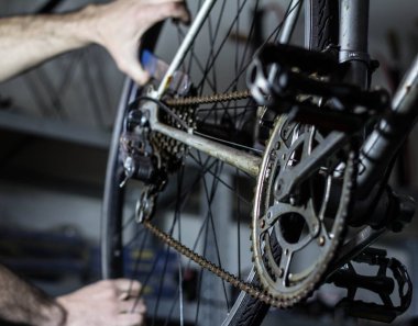 Mavili ve gri tamir edilmiş klasik bisiklet.