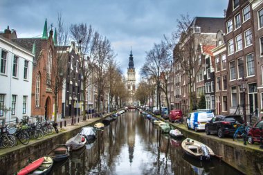 Arkasında bir kilise olan çok güzel bir Amsterdam kanalı.