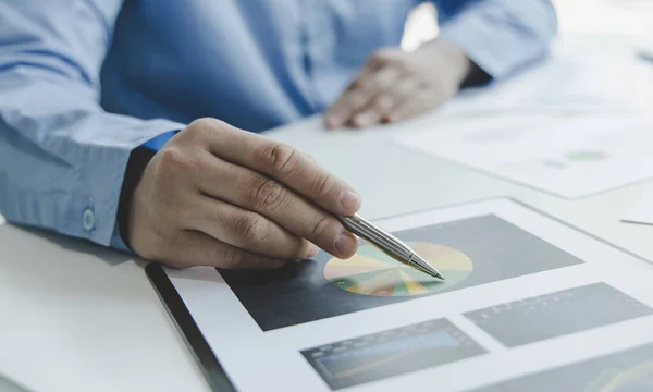 Finans işadamı şirketin kâr ve büyüme, piyasa araştırma raporları ve gelir istatistikleri, Finansal ve Muhasebe kavramları yaratma performansının grafiğini analiz ediyor.