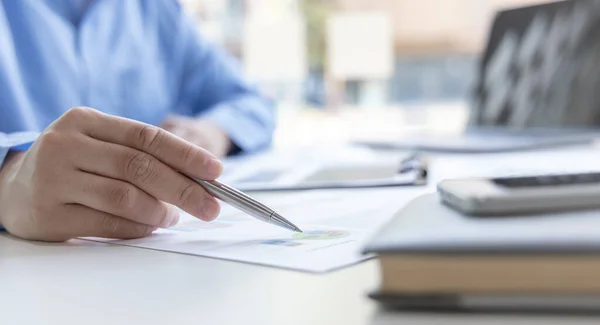 Finans işadamı şirketin kâr ve büyüme, piyasa araştırma raporları ve gelir istatistikleri, Finansal ve Muhasebe kavramları yaratma performansının grafiğini analiz ediyor.