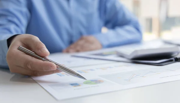 Finans işadamı şirketin kâr ve büyüme, piyasa araştırma raporları ve gelir istatistikleri, Finansal ve Muhasebe kavramları yaratma performansının grafiğini analiz ediyor.