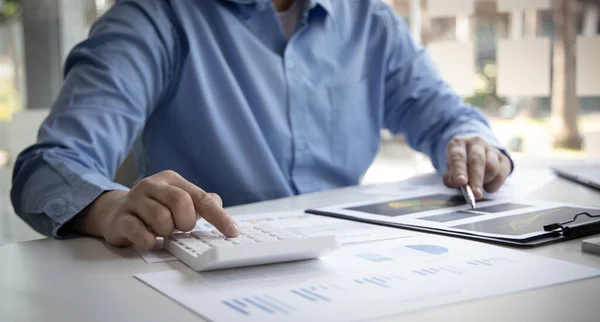Finans işadamı kurumsal gelir verilerini hesaplıyor ve büyüme ve ilerleme ile iyi durumdaki finansal hisse senetlerinin grafiklerini analiz ediyor, finans ve muhasebe sektörlerine yatırım yapıyor..