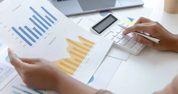 Finans işkadını kurumsal gelir vergi verilerini hesaplıyor ve büyüme ve ilerleme ile iyi durumda olan finansal hisse senetlerinin grafiklerini analiz ediyor, finans ve muhasebe yatırımları.