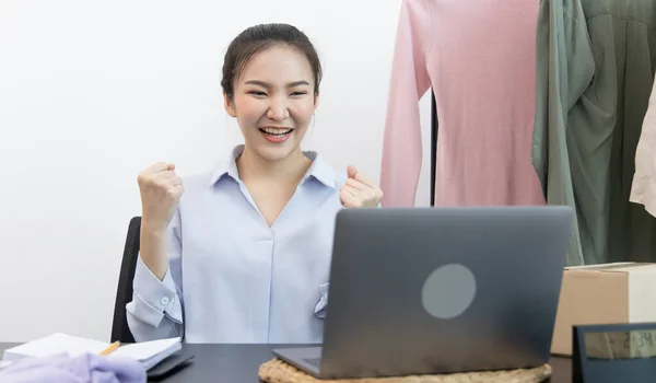 Genç Asyalı kadın, çok sayıda müşterinin kıyafetlerini internetten sipariş etmesi, sosyal medyada kıyafet satması ya da internetten satış yapması, heyecan duyması ya da şaşırması ya da şok olması üzerine tebrik etti ve gülümsedi.