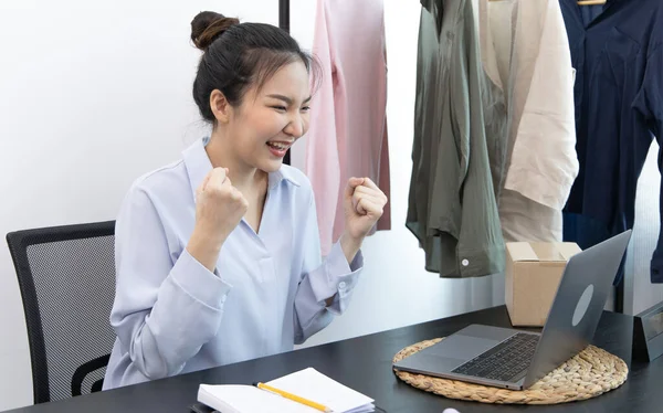 Ung Asiatisk Kvinna Gratulerade Och Log Som Ett Stort Antal — Stockfoto