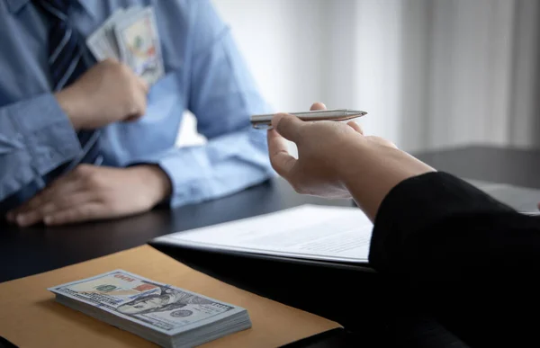 Haksızlığa ve toplumsal adaletsizliğe karşı çıkan işadamları, çalışanlara yasadışı projeler, dolandırıcılık ve yolsuzluk yoluyla onay imzalamaları için rüşvet veriyor..