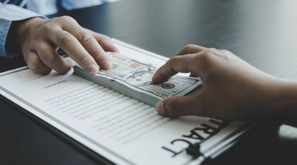 Haksızlığa ve toplumsal adaletsizliğe karşı çıkan işadamları, çalışanlara yasadışı projeler, dolandırıcılık ve yolsuzluk yoluyla onay imzalamaları için rüşvet veriyor..