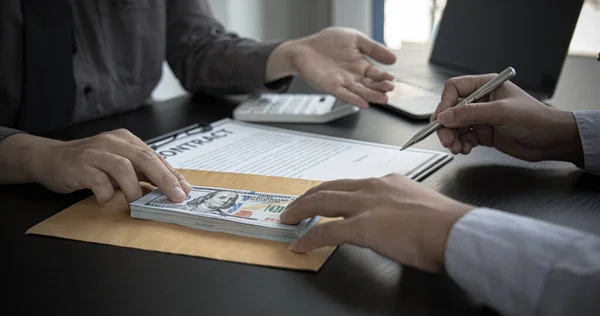 Haksızlığa ve toplumsal adaletsizliğe karşı çıkan işadamları, çalışanlara yasadışı projeler, dolandırıcılık ve yolsuzluk yoluyla onay imzalamaları için rüşvet veriyor..