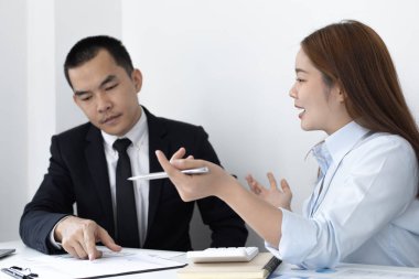 Beyin fırtınası ekibi, pazarlamacılar ve finans muhasebecileri müşteri ihtiyaçlarını karşılayacak stratejiler, iş konsepti için bilgisayar teknolojisi planlarını tartışıyor ve analiz ediyorlar..