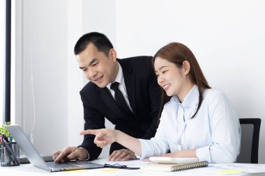 Beyin fırtınası ekibi, pazarlamacılar ve finans muhasebecileri müşteri ihtiyaçlarını karşılayacak stratejiler, iş konsepti için bilgisayar teknolojisi planlarını tartışıyor ve analiz ediyorlar..