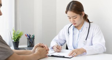 Doktor şu anda hastalığı teşhis etmekte ve psikiyatrik hastalara danışmanlık yapmaktadır, bir klinik veya hastanenin tıbbi durumunu ve sağlık hizmetleri danışmanlığını kontrol etmektedir..