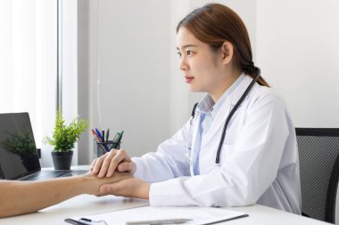 Kadın doktorlar kalp atışlarını ölçmek için kan basıncı monitörleri ve steteskop kullanırlar. Hastanın hastalığını modern bir hastane laboratuvarında, tıbbi tedavi ve sağlık konseptinde teşhis ederler..