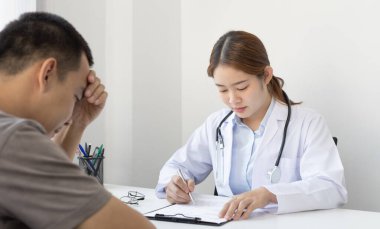 Doktor şu anda hastalığı teşhis etmekte ve psikiyatrik hastalara danışmanlık yapmaktadır, bir klinik veya hastanenin tıbbi durumunu ve sağlık hizmetleri danışmanlığını kontrol etmektedir..