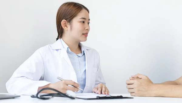 Doktor şu anda hastalığı teşhis etmekte ve psikiyatrik hastalara danışmanlık yapmaktadır, bir klinik veya hastanenin tıbbi durumunu ve sağlık hizmetleri danışmanlığını kontrol etmektedir..
