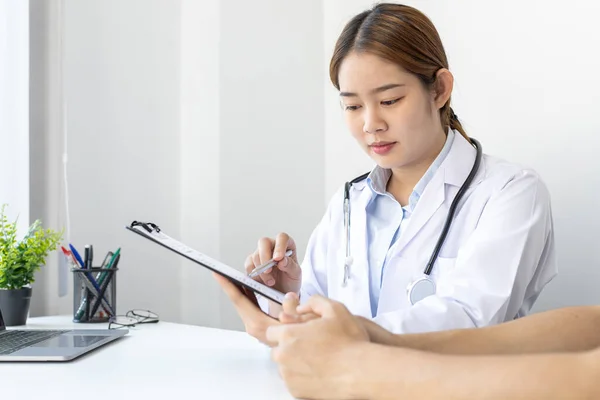 Doktor şu anda hastalığı teşhis etmekte ve psikiyatrik hastalara danışmanlık yapmaktadır, bir klinik veya hastanenin tıbbi durumunu ve sağlık hizmetleri danışmanlığını kontrol etmektedir..