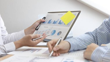 İşadamı piyasayı genişletmek için yatırım görüşmeleri yapıyor ve genç yatırımcılar, İş Sohbeti ve Pazarlama Ekibi Toplantıları için gelirleri artırmanın yollarını öneriyor..