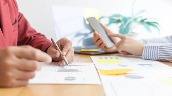 İş adamlarının beyin fırtınası, iş adamları bir pazarlama ekibiyle görüşüyor ve şirketin büyümesi için kârlı stratejiler üretiyor, finansal kazanç elde etmenin yollarını arıyorlar..