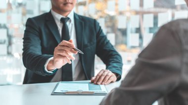 İşveren ya da İnsan Kaynakları bölümü özgeçmişi okuyor ve yeni çalışanların yeteneklerini sorguluyor, işveren iş başvurusunda bulunanları, istihdam ve istihdam kavramını seçiyor.