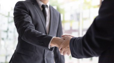 El sıkışma, her iki iş adamı da mali başarıyı kutlamak için el sıkışma, el ele tutuşarak dostluk kurma, tebrik ve selamlama kavramı..