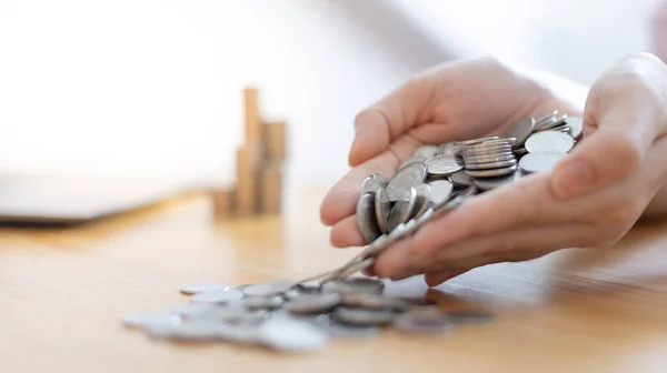 Para dolu bir kadın, gelecekteki yatırımlar için para biriktiren işadamları, para biriktiren gümüş baht sikkeler, vergiler de dahil olmak üzere finans ve yatırım, olgunluk kavramı gibi para harcamak..