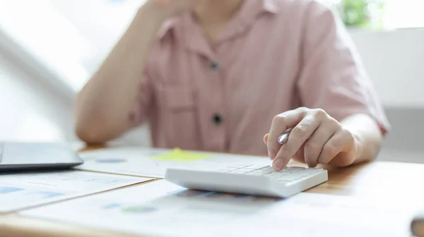 Redovisnings Affärskvinnor Beräknar Inkomst Utgifter Och Analysera Fastighetsinvesteringar Uppgifter Dedikerad — Stockfoto