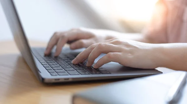Bilgisayarın klavyesine, teknoloji ve internet iletişimine basan bir kadının yakın plan fotoğrafı. Finans uzmanları emlak gelirlerini hesaplamak ve kontrol etmek için dizüstü bilgisayar kullanıyor..