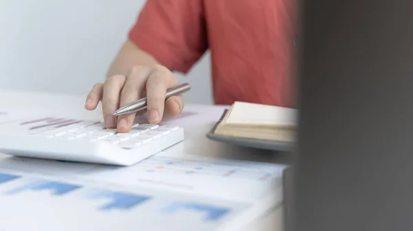 Redovisnings Affärskvinnor Beräknar Inkomst Utgifter Och Analysera Fastighetsinvesteringar Uppgifter Dedikerad — Stockfoto