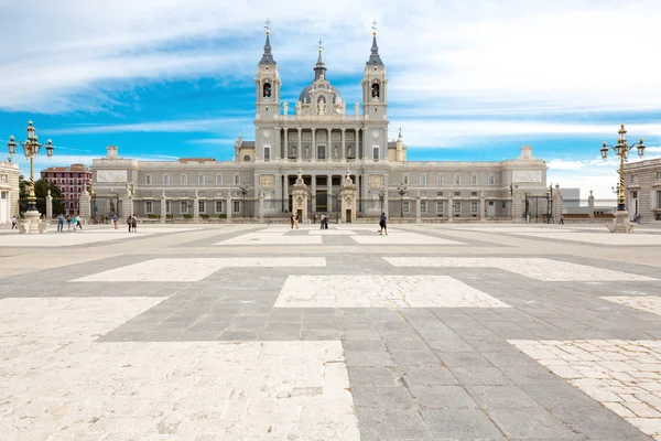 Almudena Cathedral by Gate Royal Palace in Madrid — Stock Photo, Image