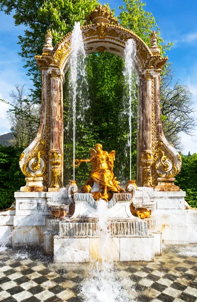 La Granja, fuente Estatua "Las Ocho Calles" cerca de Segovia, España —  Fotos de Stock