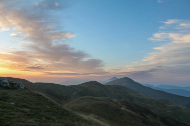 Tepelerde yaz günbatımı Harika bir Eylül günü