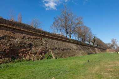 Ferrara 'nın duvarları tahkim edilmiş bir duvardır. Başlangıçta doğu şehrini toplam 13 kilometre boyunca tamamen sarmış durumdadır. Bugün ise bu duvar yaklaşık 9 kilometreye indirgenmiştir.