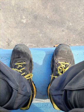 İşten sonra merdivenlerde otururken mola.