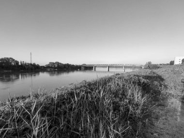 Po 'nun toplam 74.000 km2' lik bir drenaj alanı var. Bunlardan 70.000 'i İtalya' da, 41.000 'i Montan ortamlarında ve 29.000' i de ovada bulunuyor..