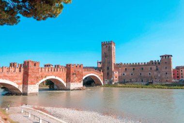 Castel Vecchio Köprüsü (İtalyanca: Ponte di Castel Vecchio, İtalyanca: Ponte Scaligero, İtalyanca: Ponte Scaligero) İtalya 'nın kuzeyindeki Adige Nehri üzerinde bulunan bir köprü. Segmental kemer köprüsü o zamanlar dünyanın en büyük açıklığına sahipti. 