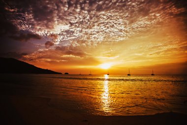 Denizde güzel bir gün batımı 