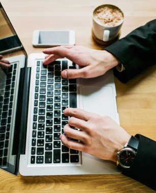 teknoloji, iş ve modern yaşam konsepti - kafedeki laptopu ve kahve fincanını kapatmak için açık