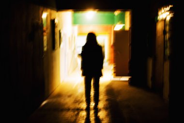 Koridorda kadın siluet 