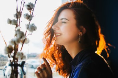 Güzel esmer kız portre yaşam tarzı