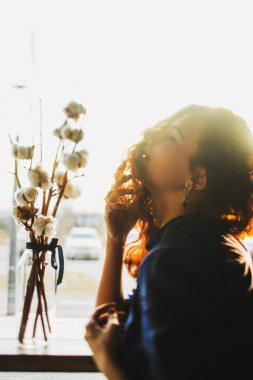 Güzel esmer kız portre yaşam tarzı