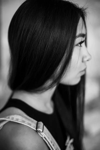Όμορφη Νεαρή Ασιατική Γυναίκα Μακριά Μαλλιά Που Θέτουν Μαύρο Και — Φωτογραφία Αρχείου
