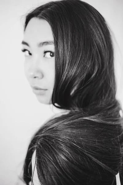 Όμορφη Νεαρή Ασιατική Γυναίκα Μακριά Μαλλιά Που Θέτουν Μαύρο Και — Φωτογραφία Αρχείου